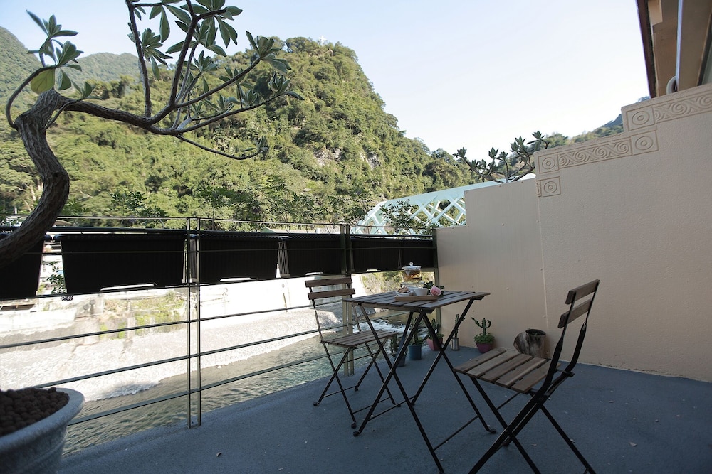 Wulai shuan Hot Spring House 19/20