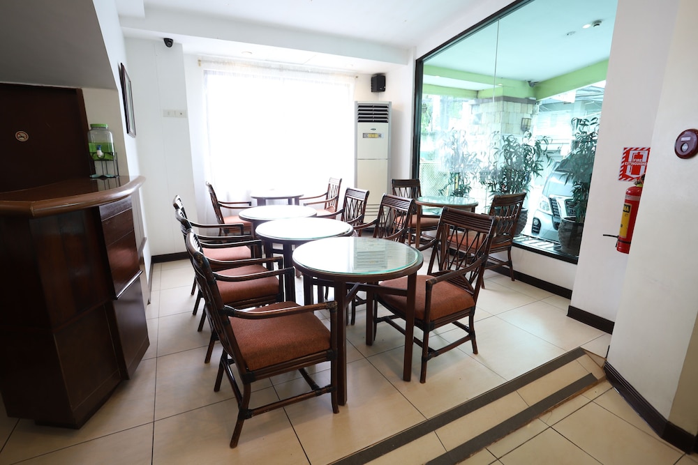 OYO 210 Apple Tree Suites 27/37