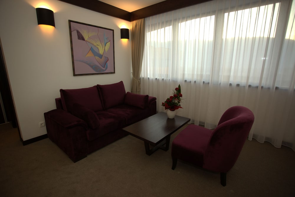 Malak Regency Hotel 48/72
