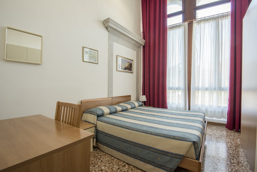 ROOM, QUADRUPLE, QUEEN AND TWIN BEDS, SHARED BATHROOM