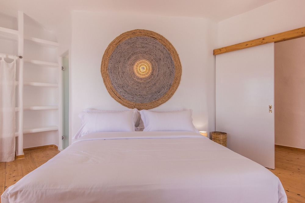 SALT SUITES & EXECUTIVE ROOMS 10/56
