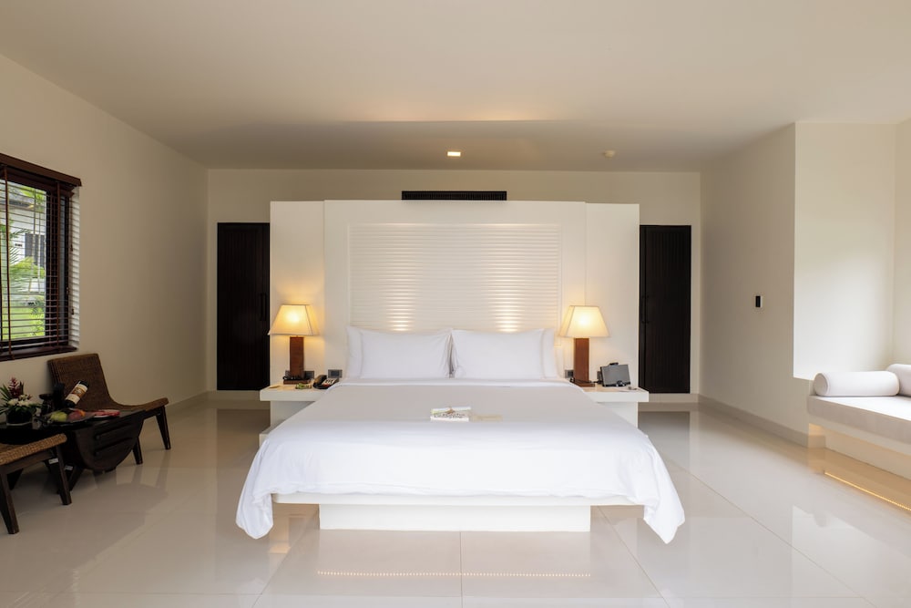 Grand, Pool, Deluxe, Villa, King Bed, Partial Sea View