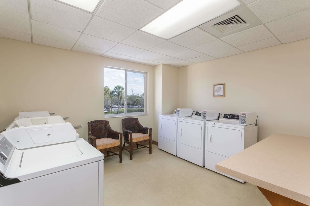 Hawthorn Extended Stay by Wyndham Naples 16/54
