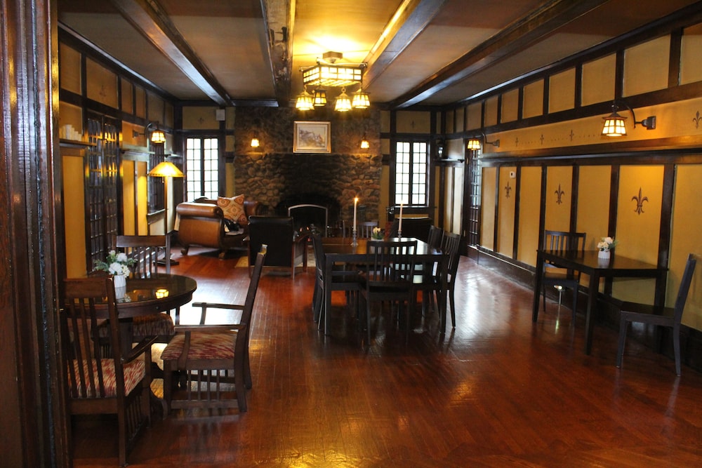 Hilltop Manor Bed and Breakfast 34/49