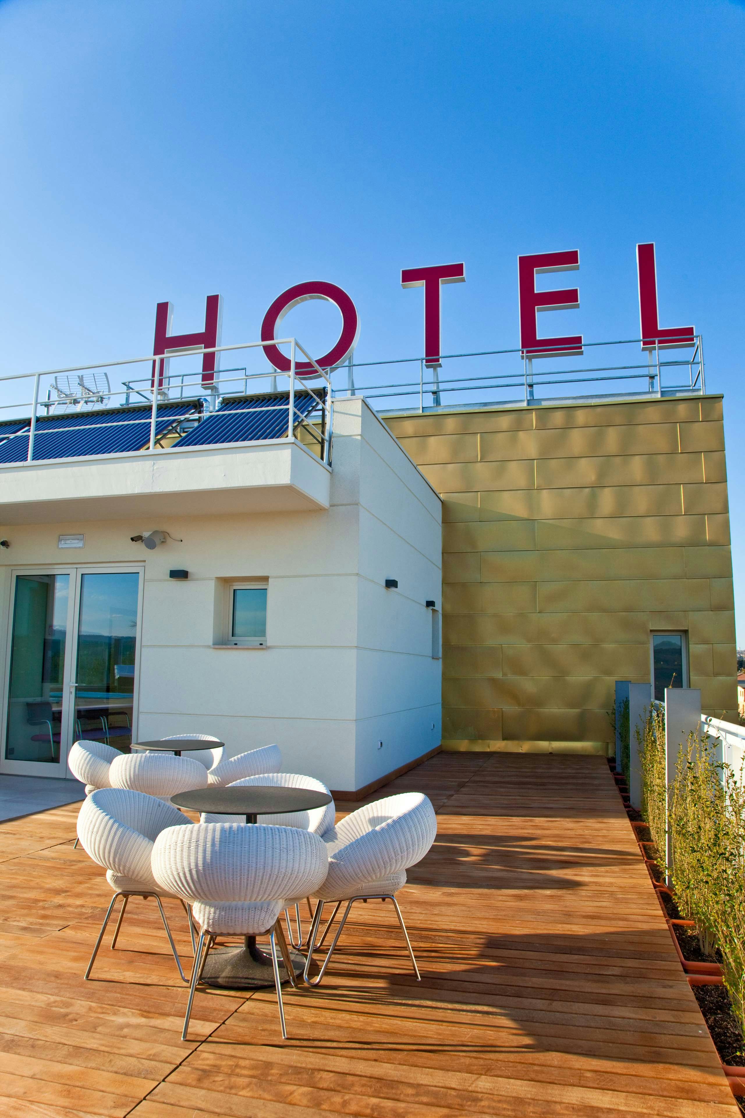 BREAKING BUSINESS HOTEL 16/17