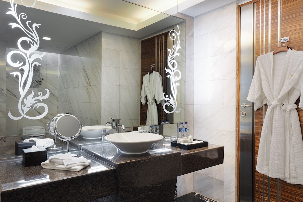 Cambridge Hotel Medan (ex Grand Swiss Belhotel Medan) 61/71