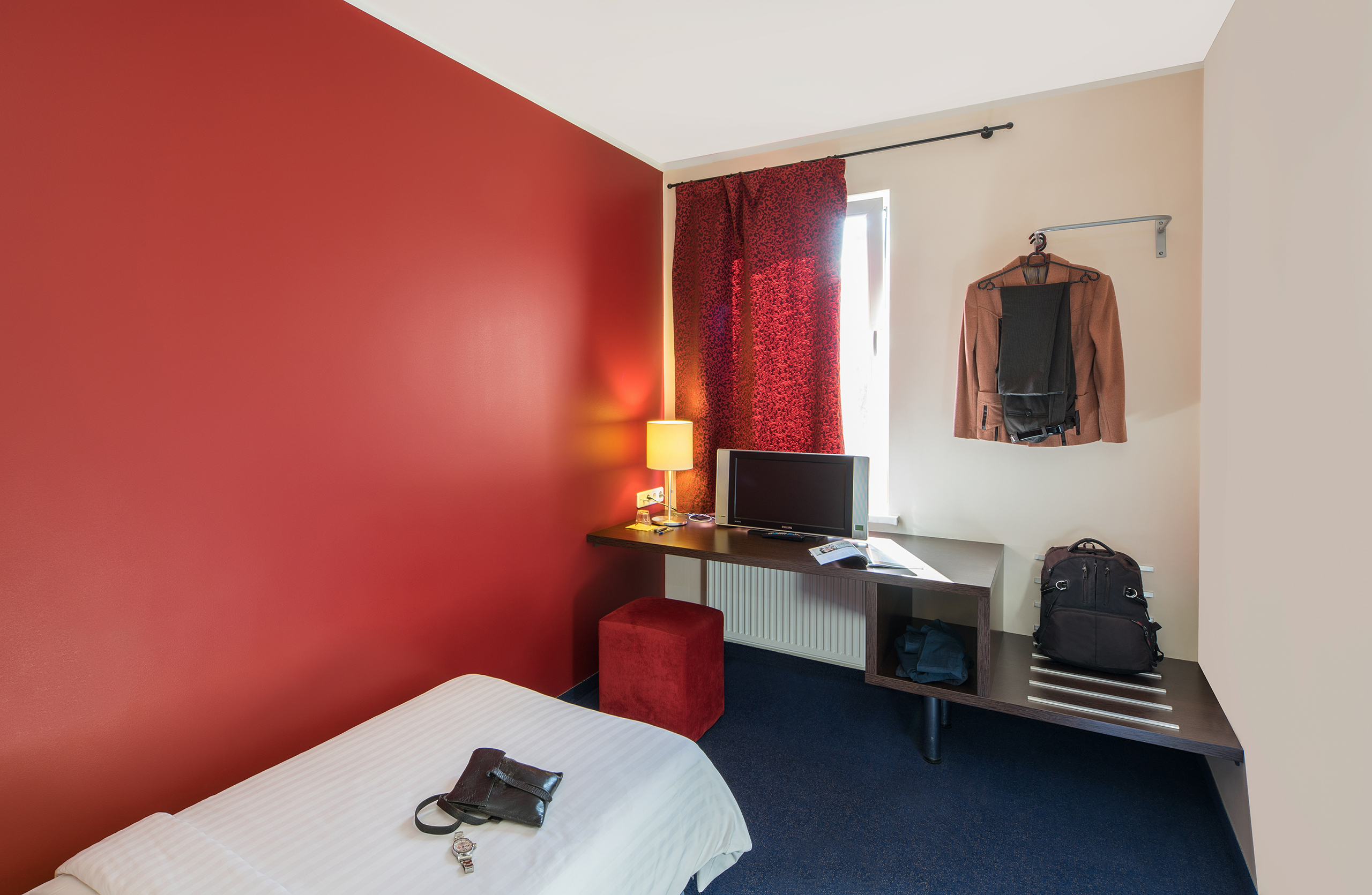 ROOM, SINGLE