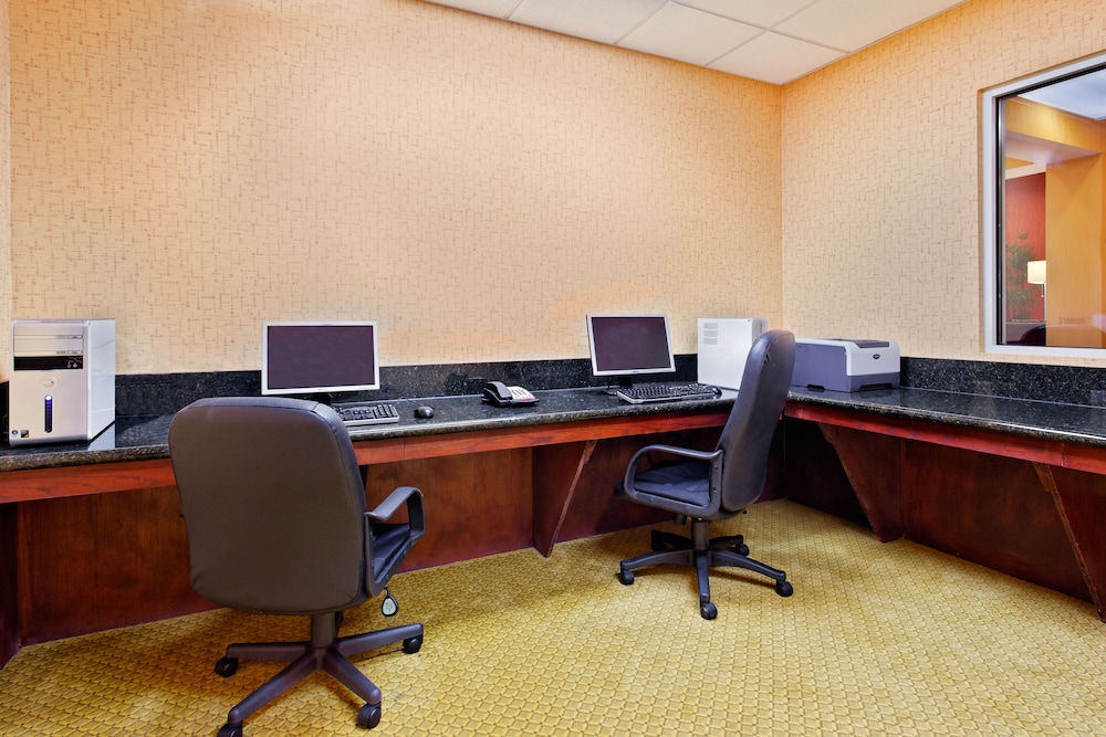 Holiday Inn Express Hotel And Suites Malvern 41/43