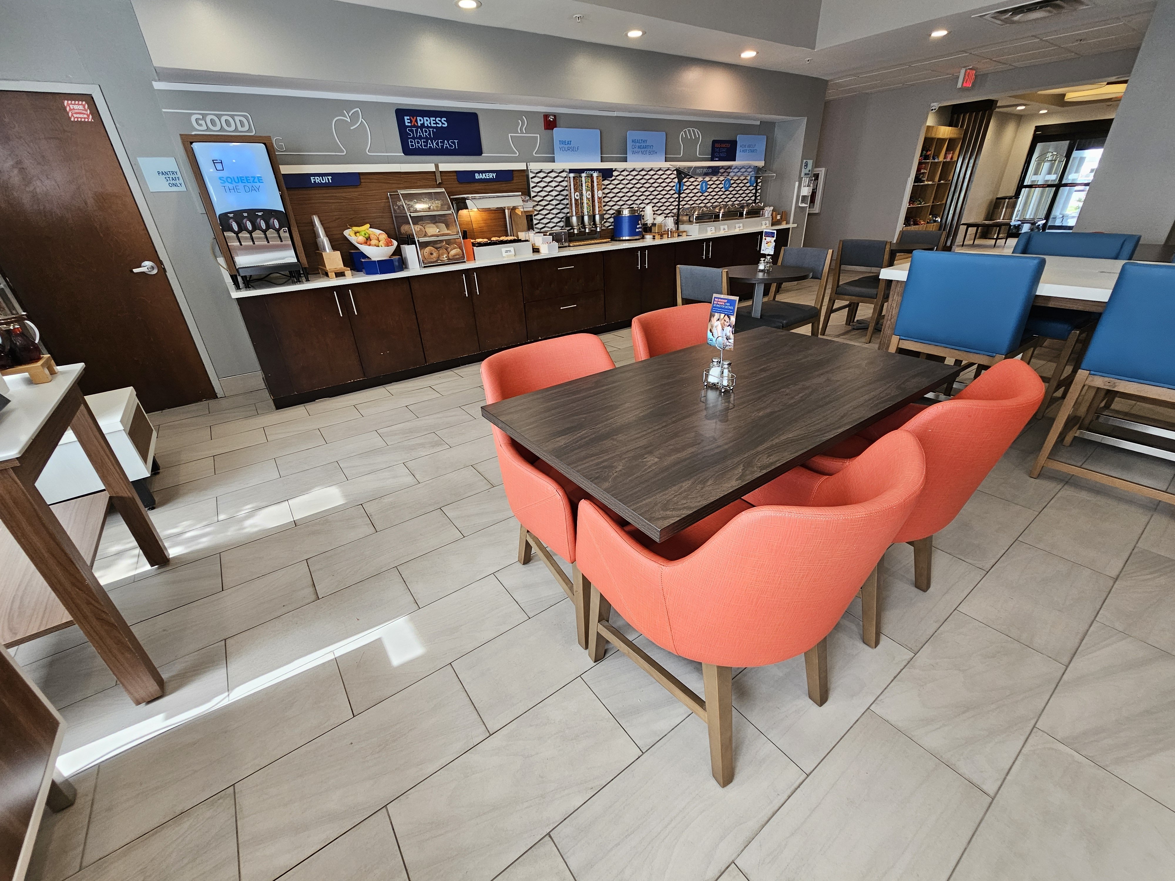 Holiday Inn Express Hotel & Suites Cincinnati-Blue Ash 54/72