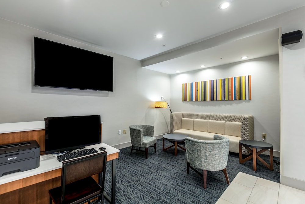 Holiday Inn Express Suites Jersey City North Hoboken 27/39