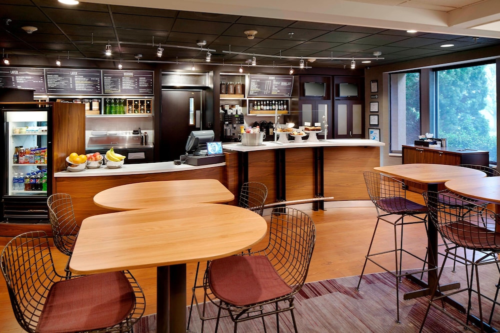 Courtyard By Marriott State College 26/39