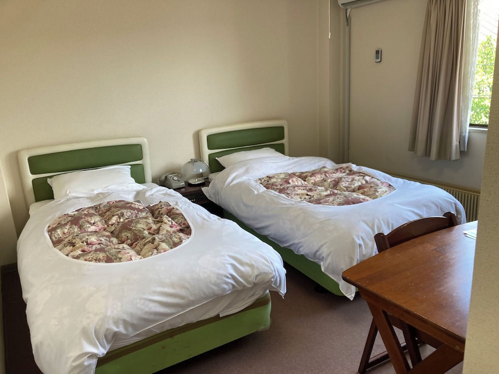 ROOM, TWIN BEDS