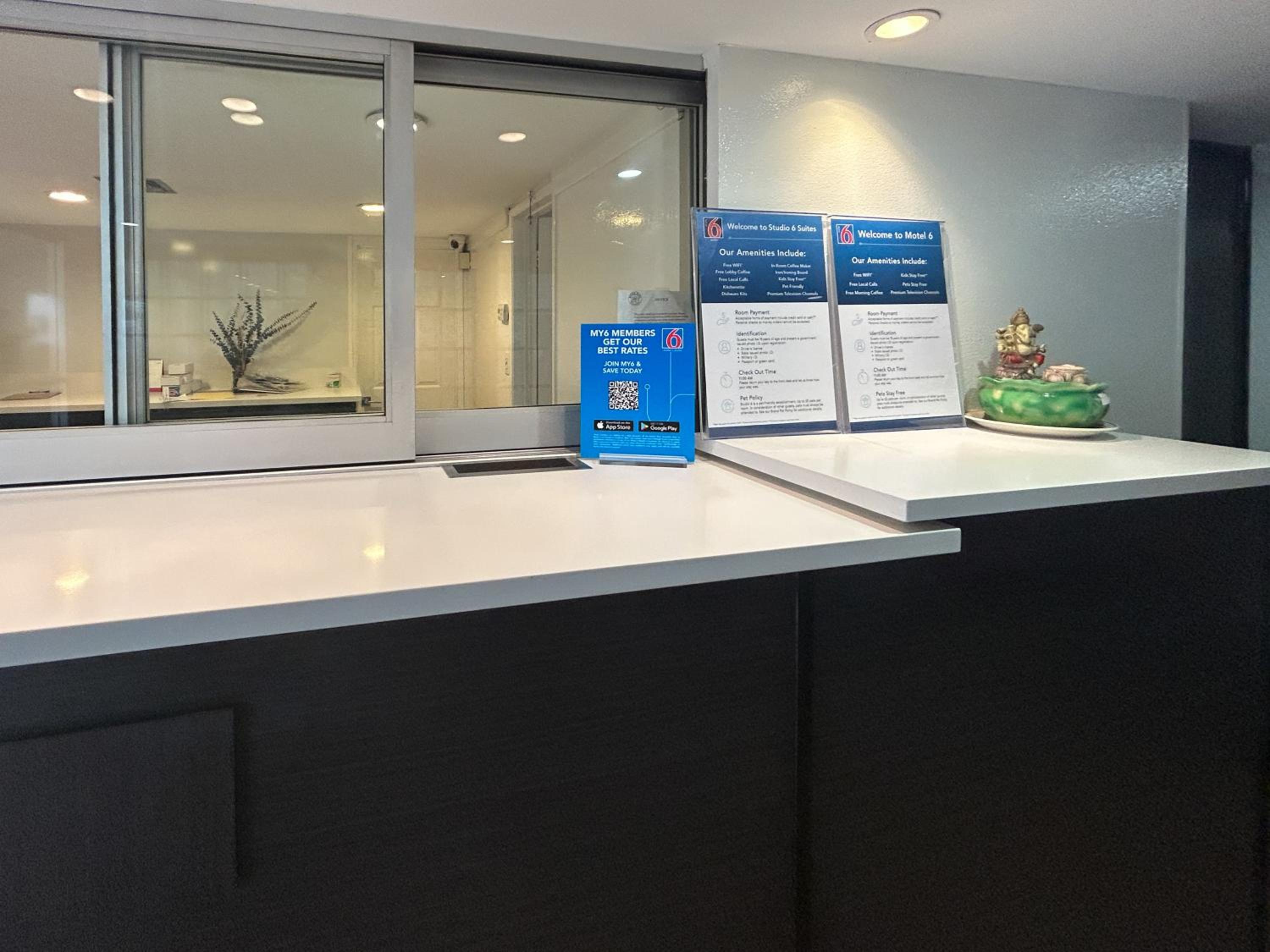 Lobby at Studio6 Suites Buena Park, CA – Anahiem/Near Maingate Knotts, BUENA PARK - CA