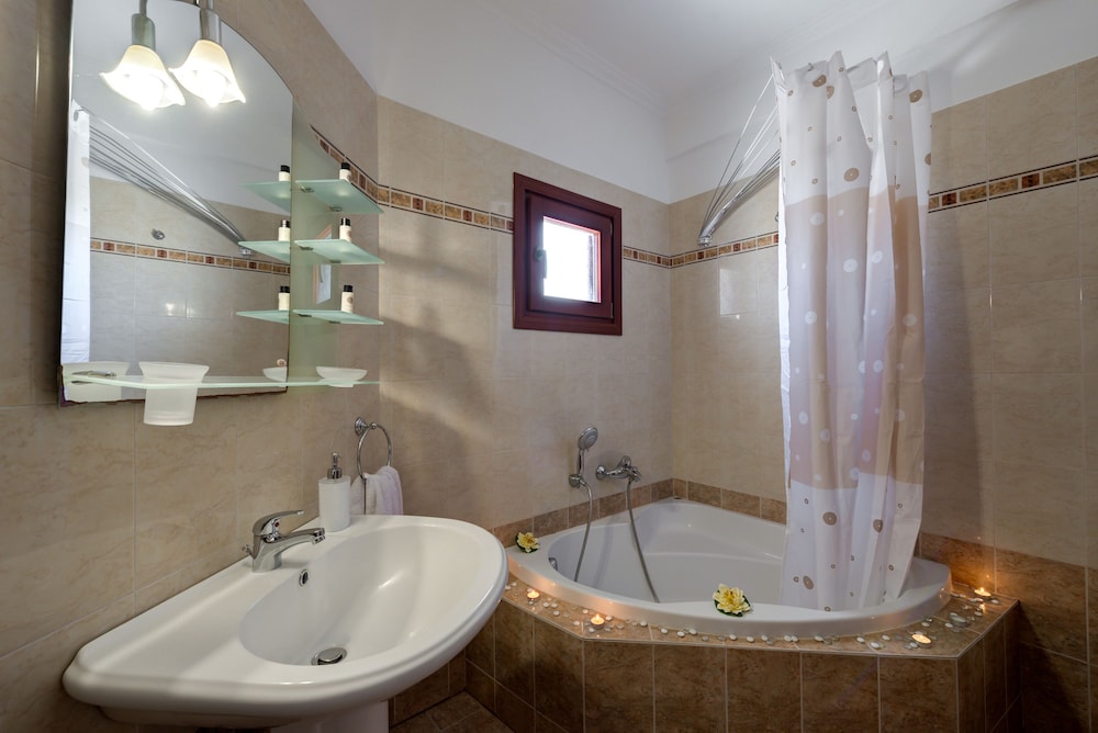 Akrotiri Apartments 48/50