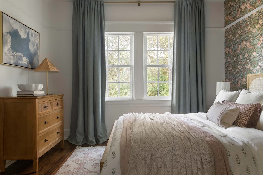 Rose, Queen Bed