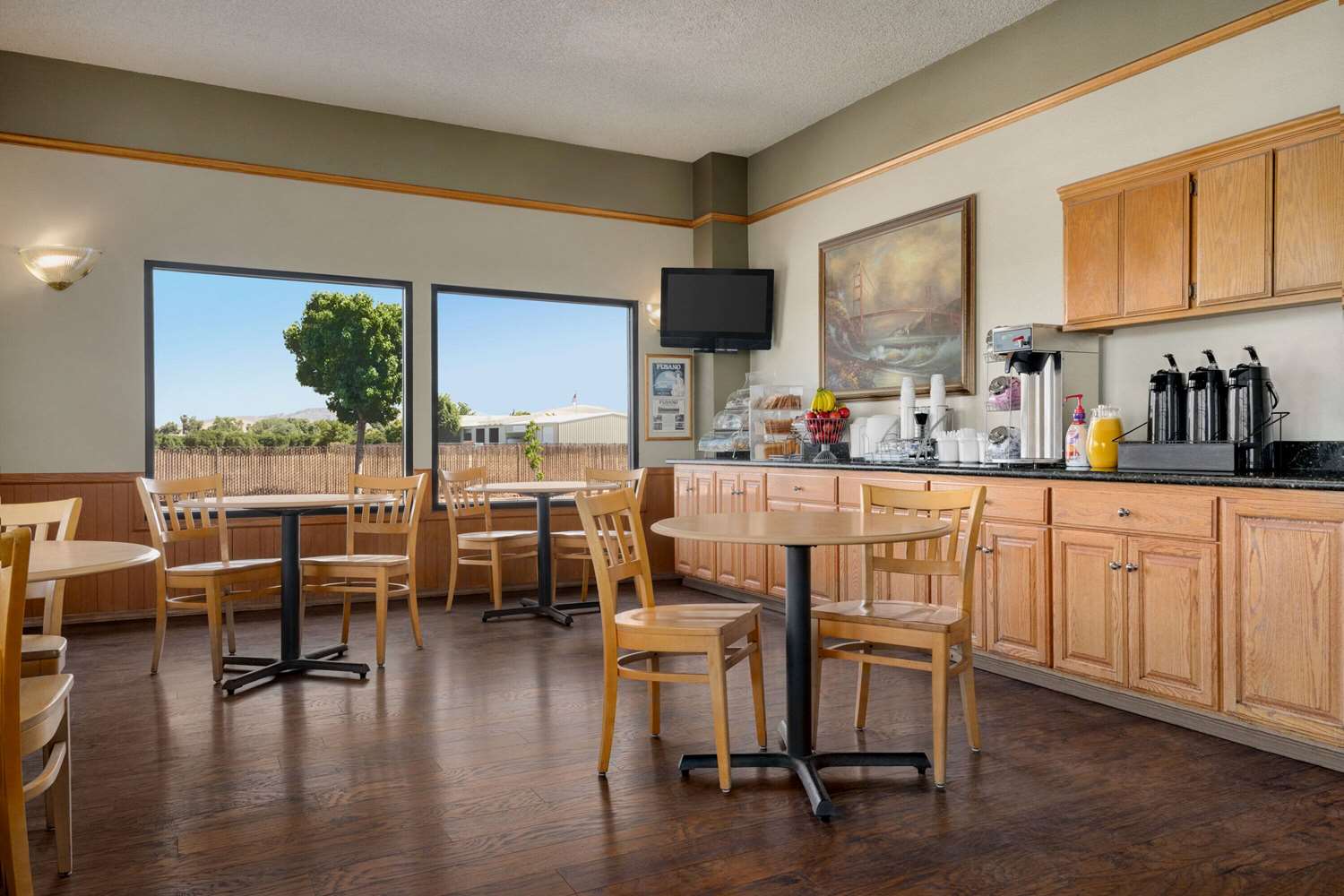 Super 8 By Wyndham Lindsay Olive Tree 46/61