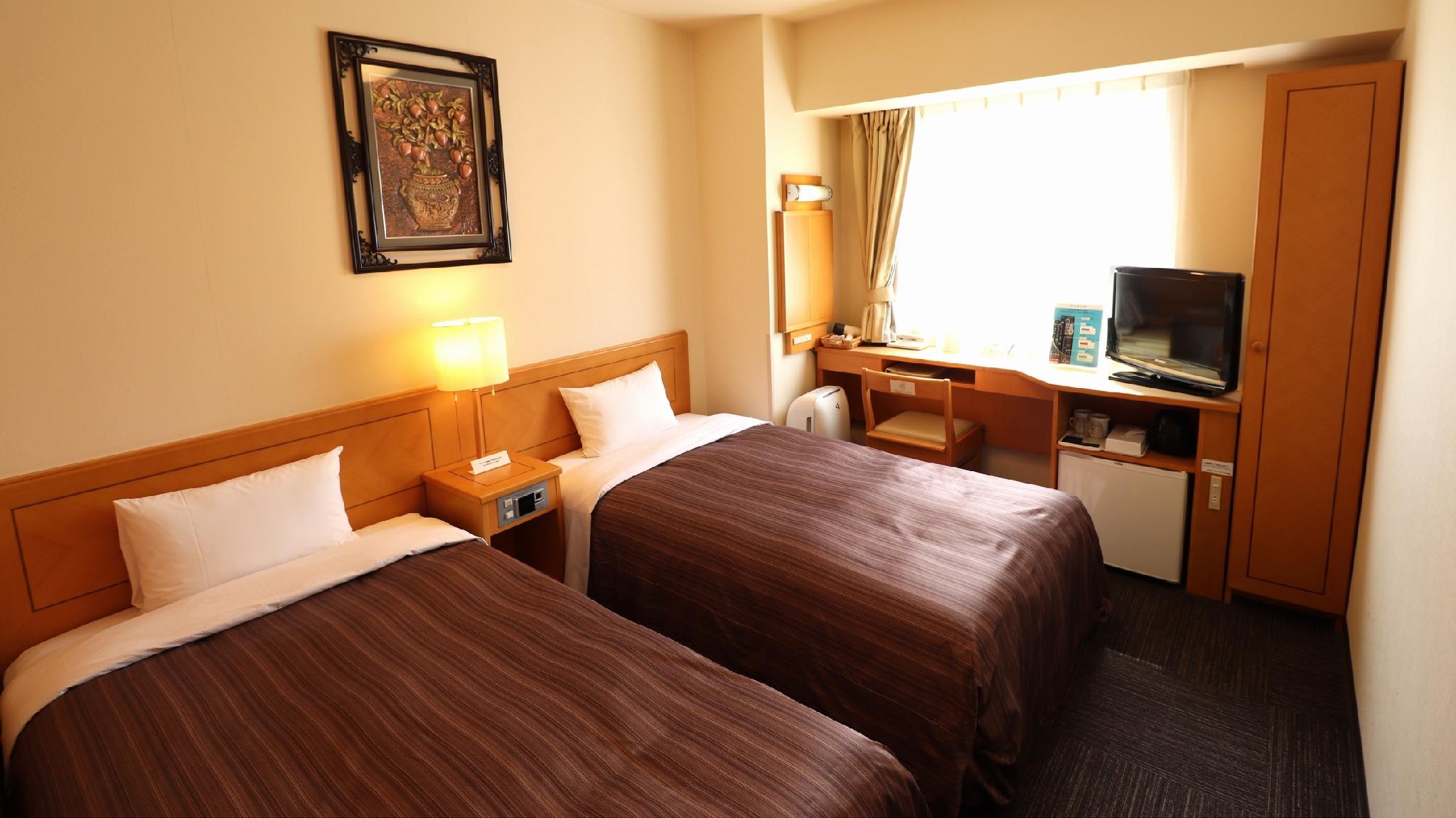 Compact, Superior, Twin Beds, City View