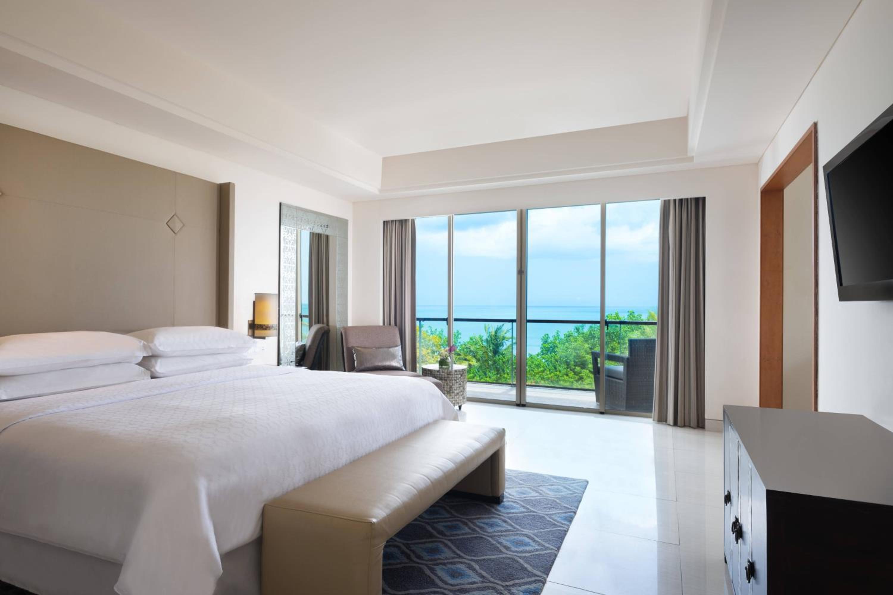 Suite, King Bed, Two Extra Beds, Ocean Front, Large