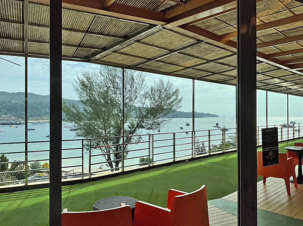 Phi Phi Cliff Beach Resort 60/69