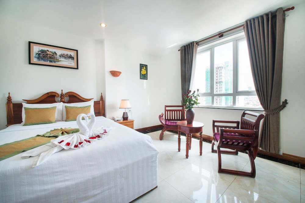 DELUXE, KING BED, CITY VIEW, BATHTUB