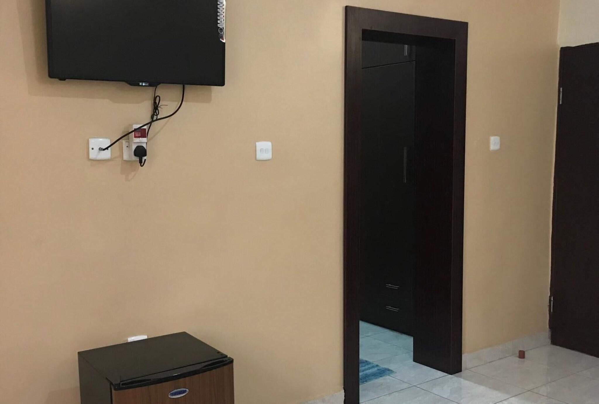 Jim-Eddy Suites 14/16