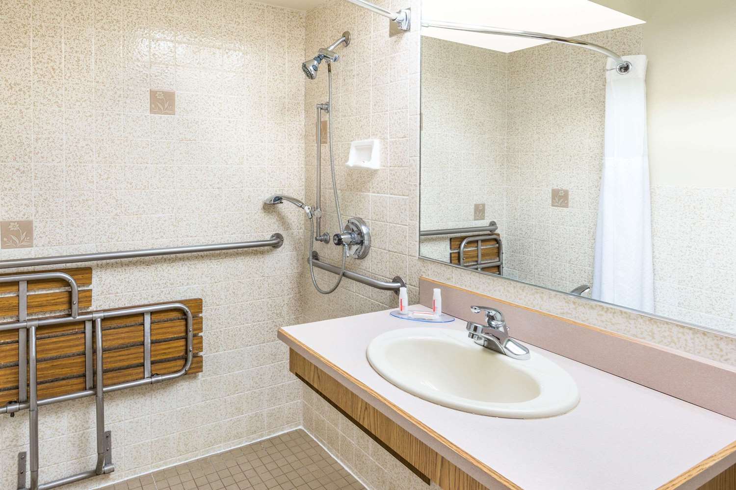 Days Inn by Wyndham Black Bear 17/19