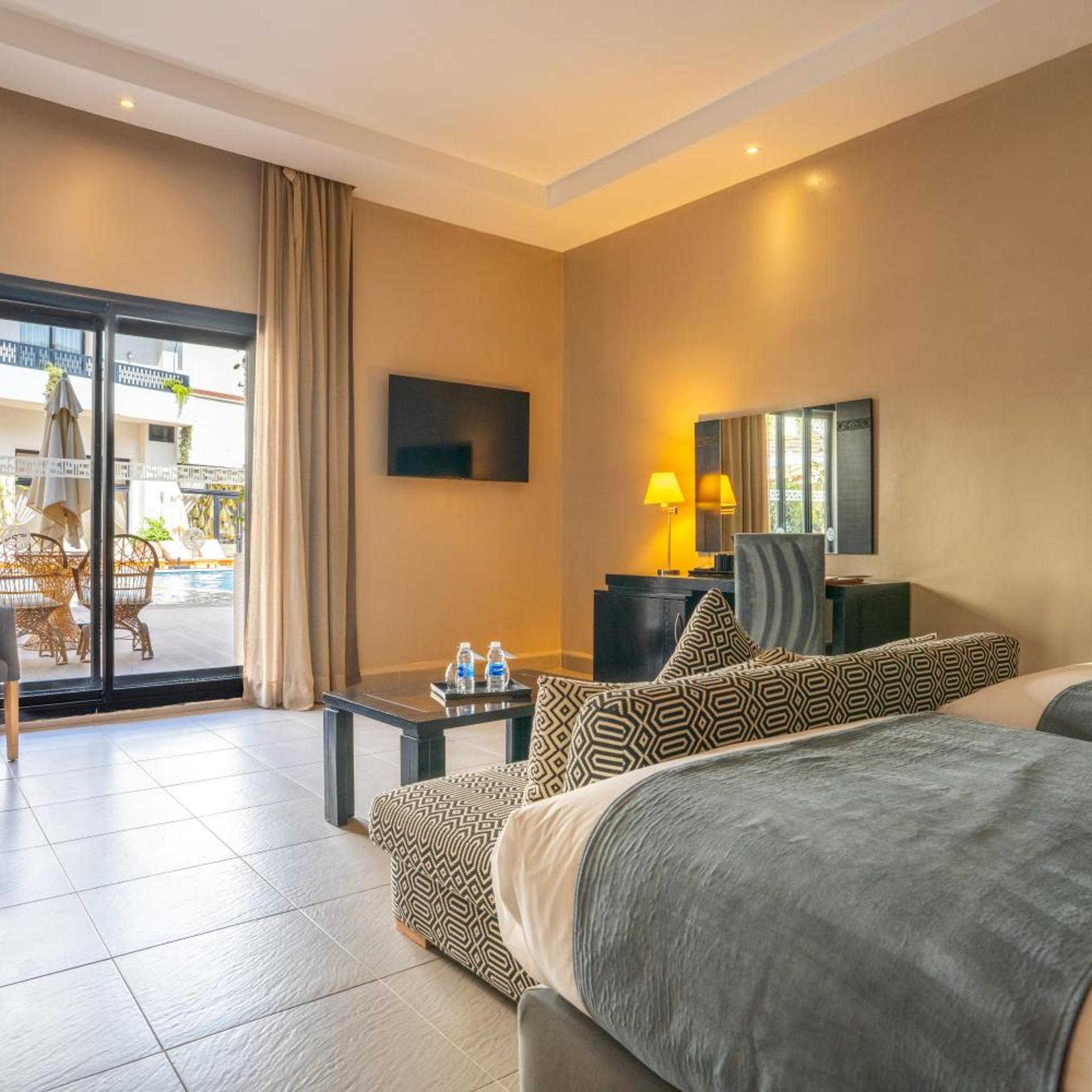 Room, Twin Beds, Pool View