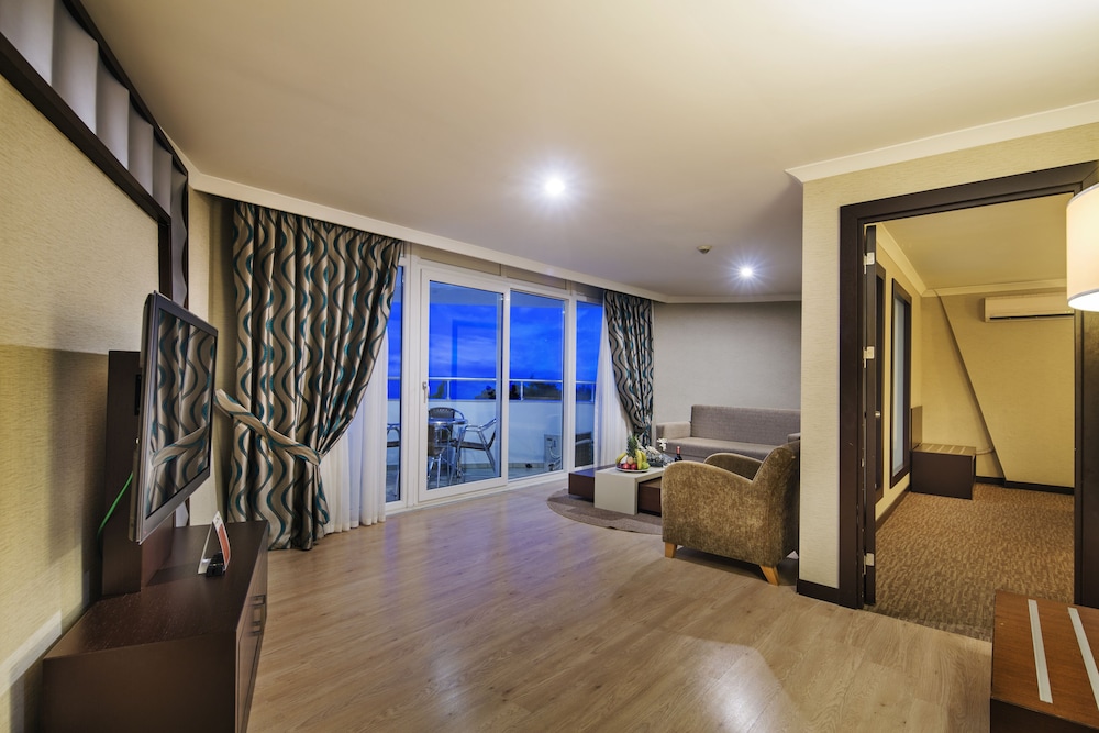 Catamaran Resort Hotel 51/71