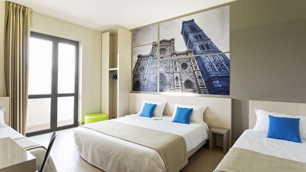 غرفة قياسية رباعية بسرير كوين وسريرين منفصلين