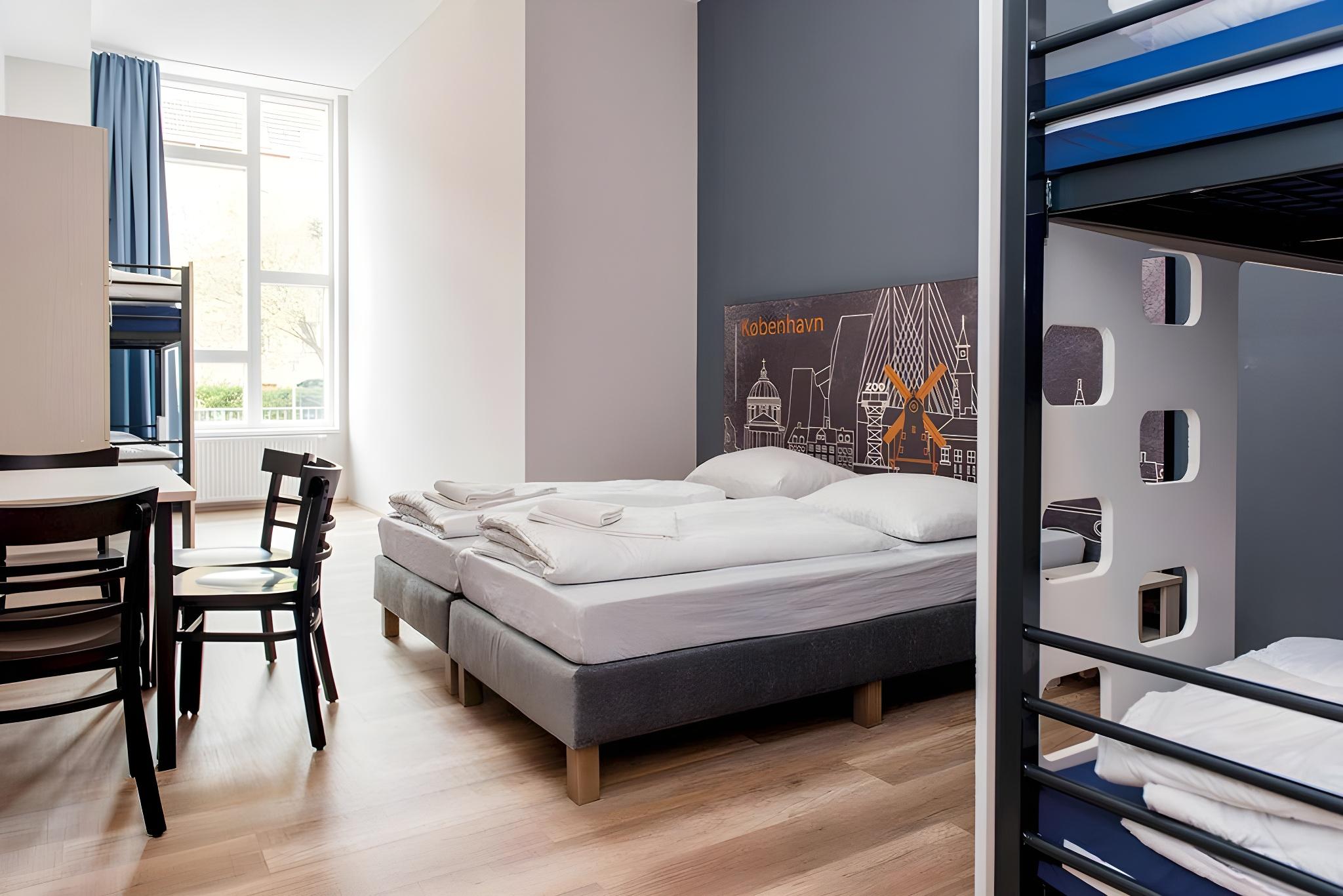 ROOM, 6 BEDS