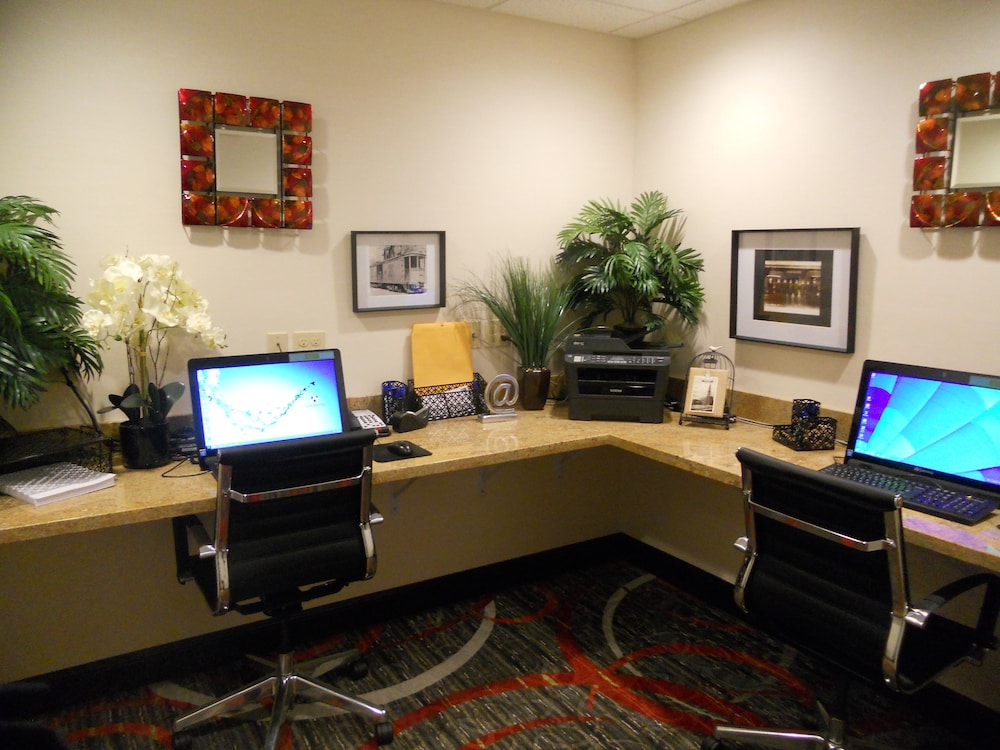 Holiday Inn Express Suites Greensburg 53/58