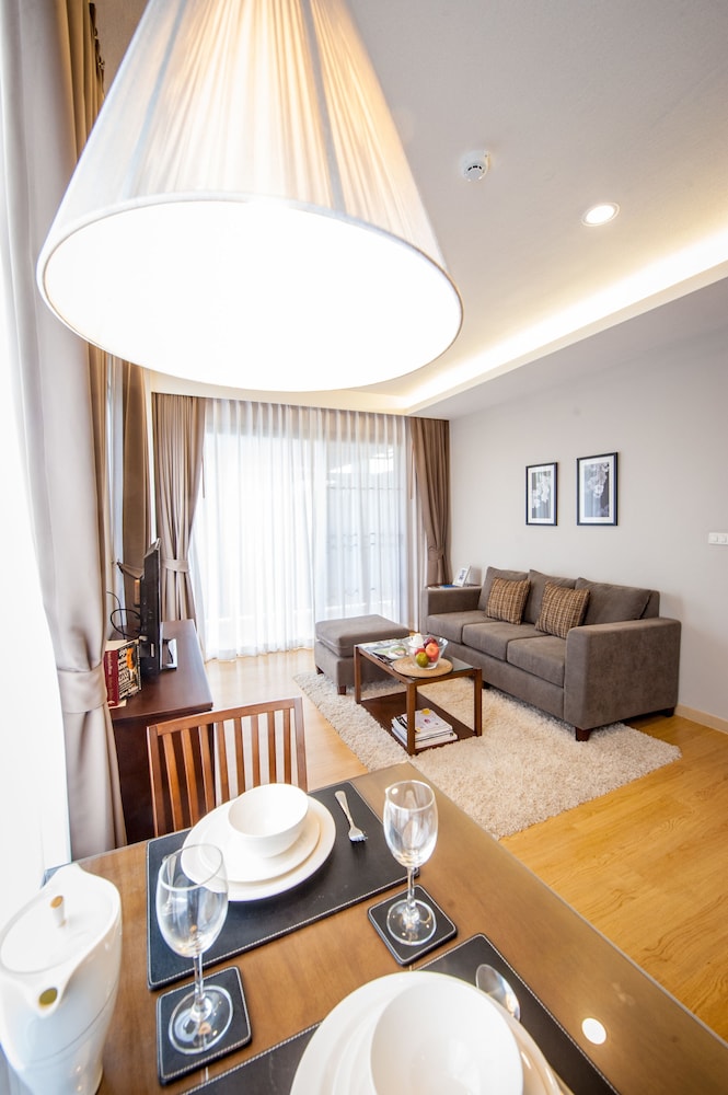 Burgundy Residence 40/43