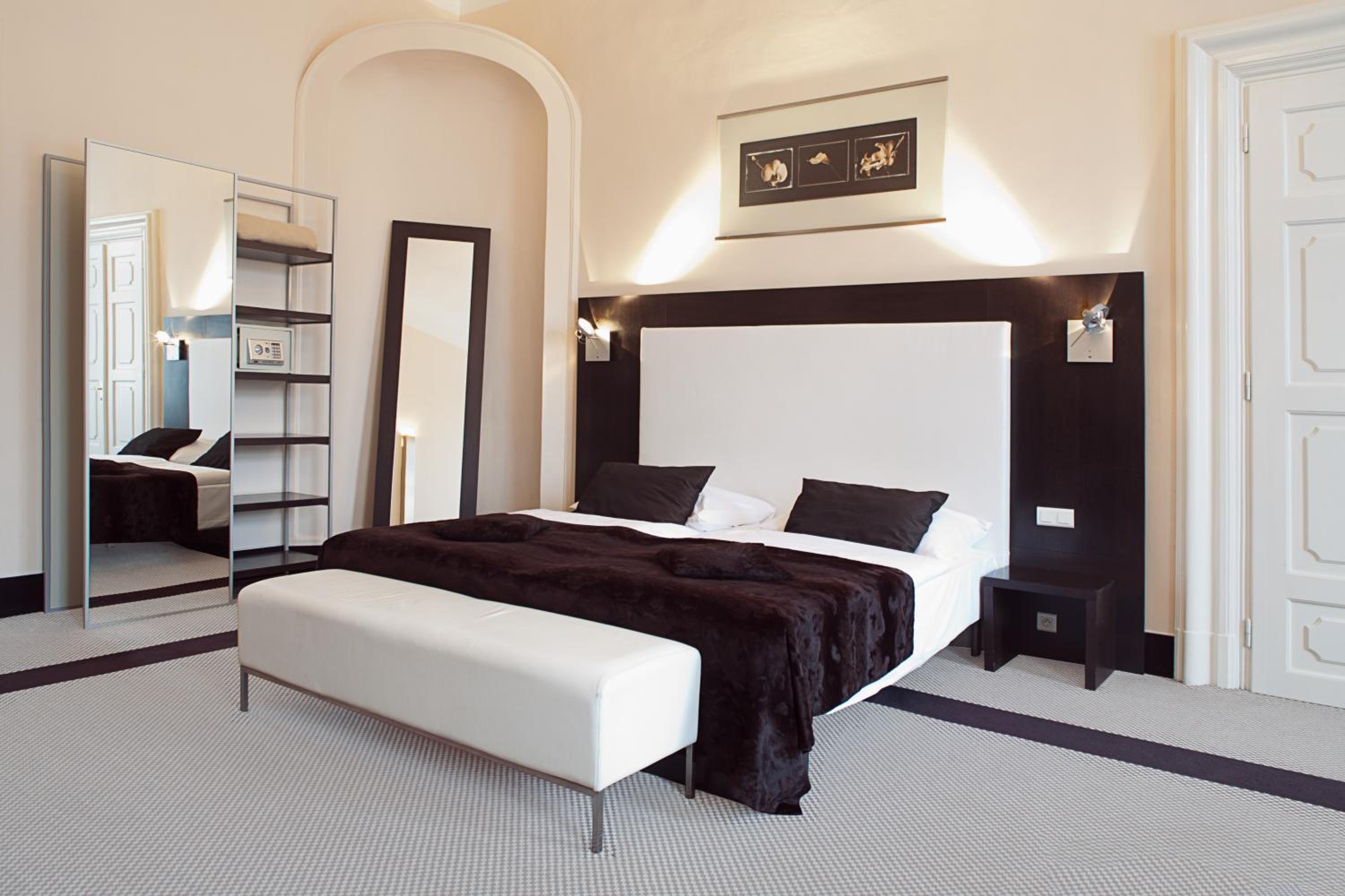 جناح جونيور بسرير كينج، Old Town Square Residence by Emblem 2/7