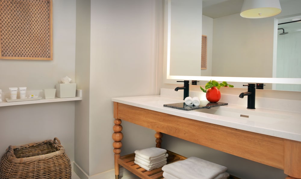 SUITE, KING BED, SEA SIDE