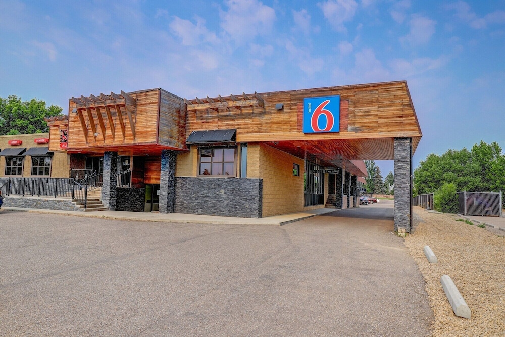 Motel6 Brooks, AB 38/43