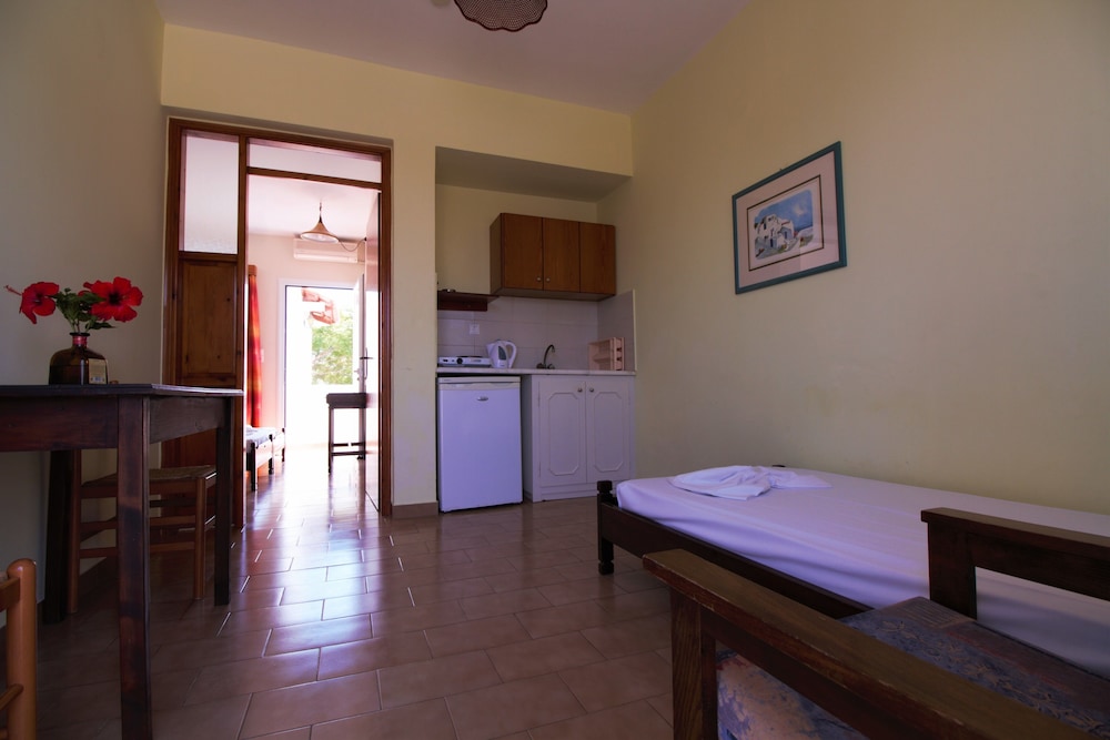 Ampavris Family Apartments 10/38