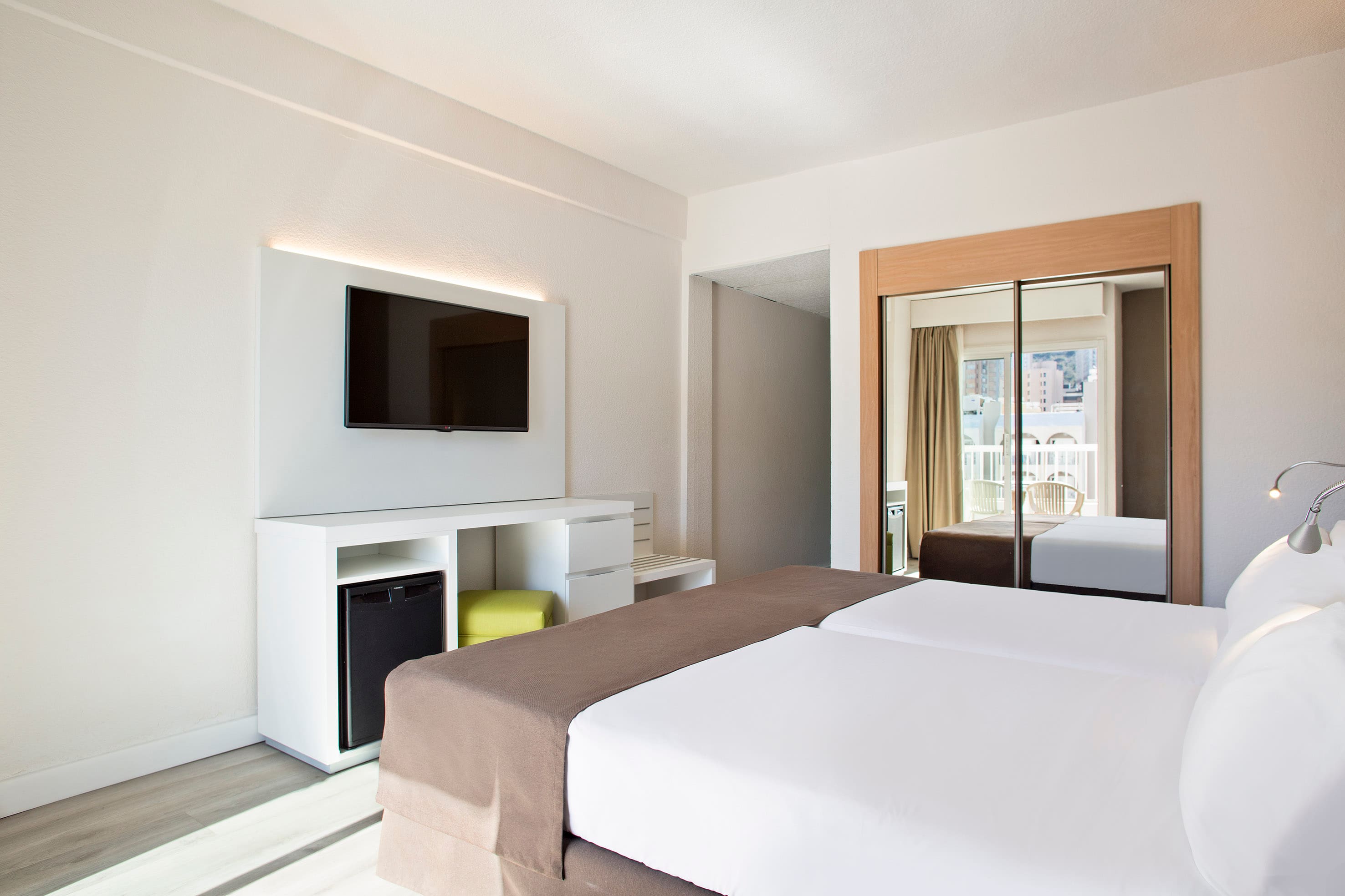 Sol, Twin Beds, Pool View