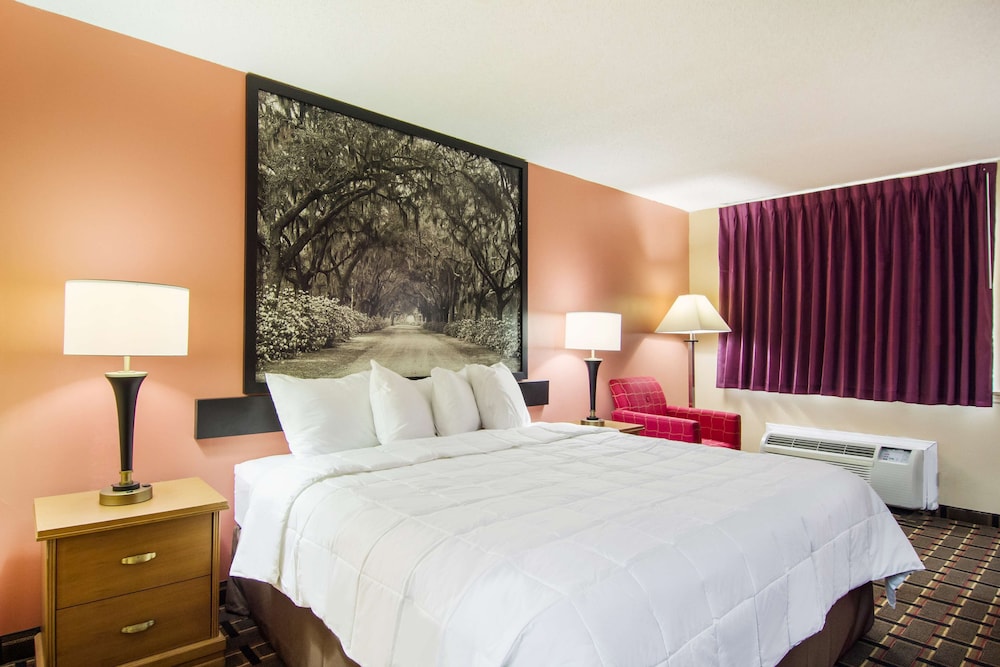Americas Best Value Inn Darien 18/38