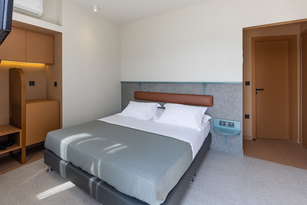 Evripides Hotel 32/69