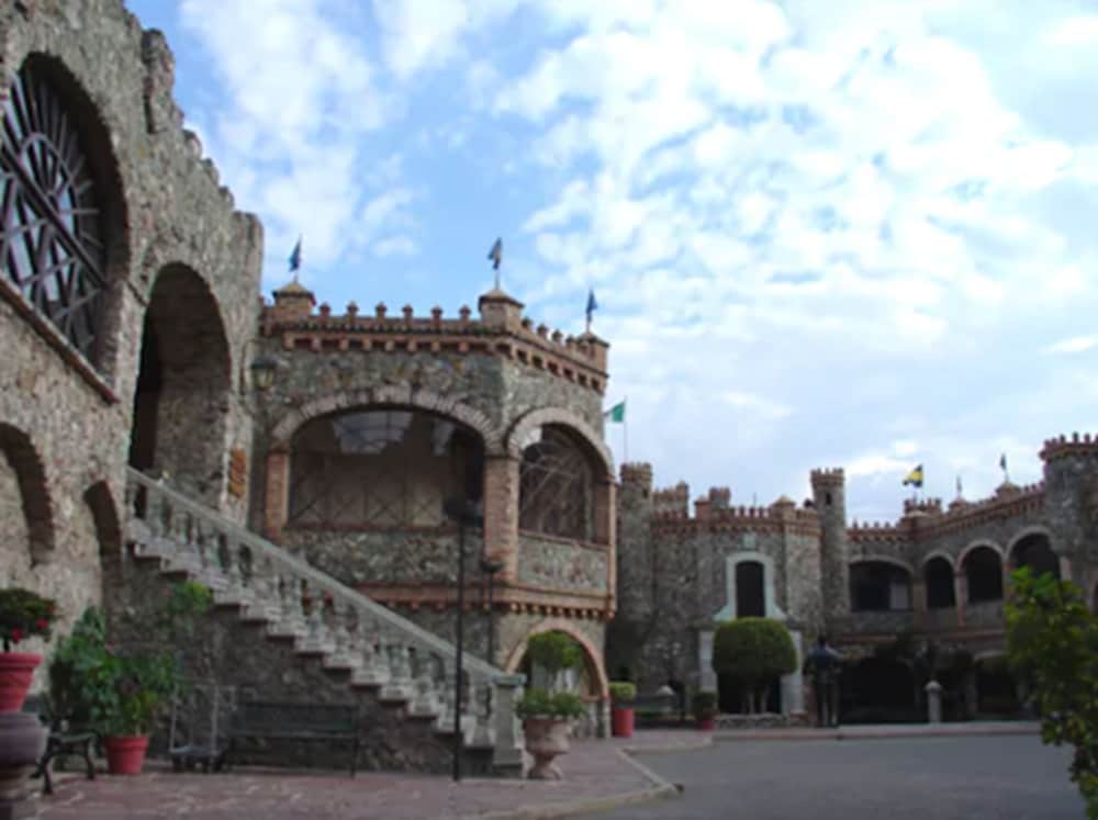 Hotel Castillo Santa Cecilia 59/70