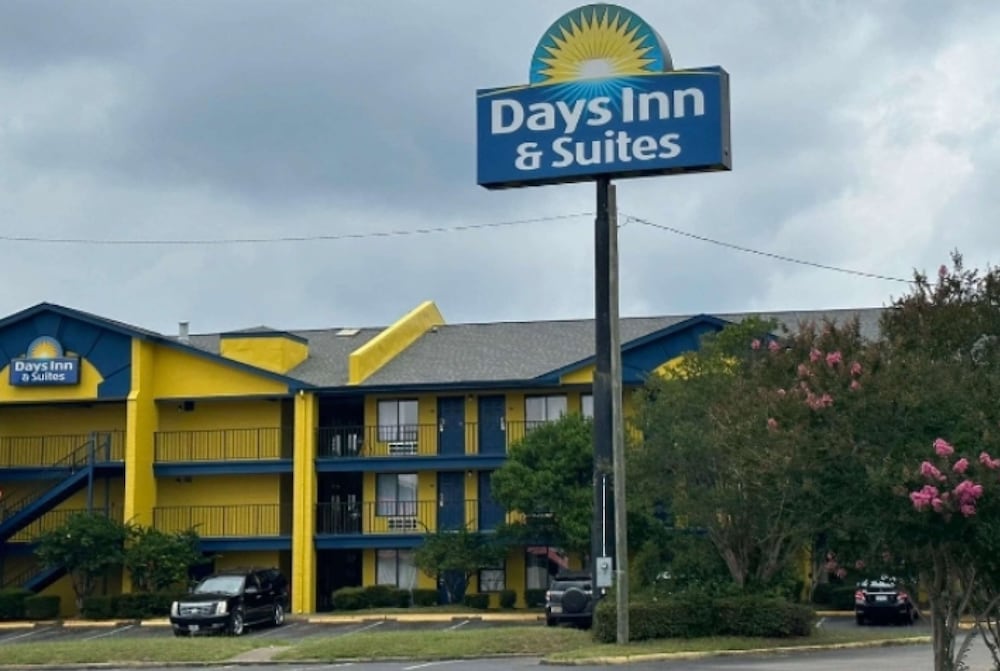 Days Inn & Suites by Wyndham Mobile 2/38