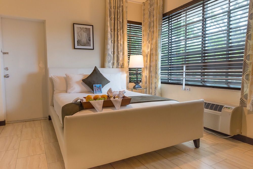 Tradewinds Apartment Hotel 8/65