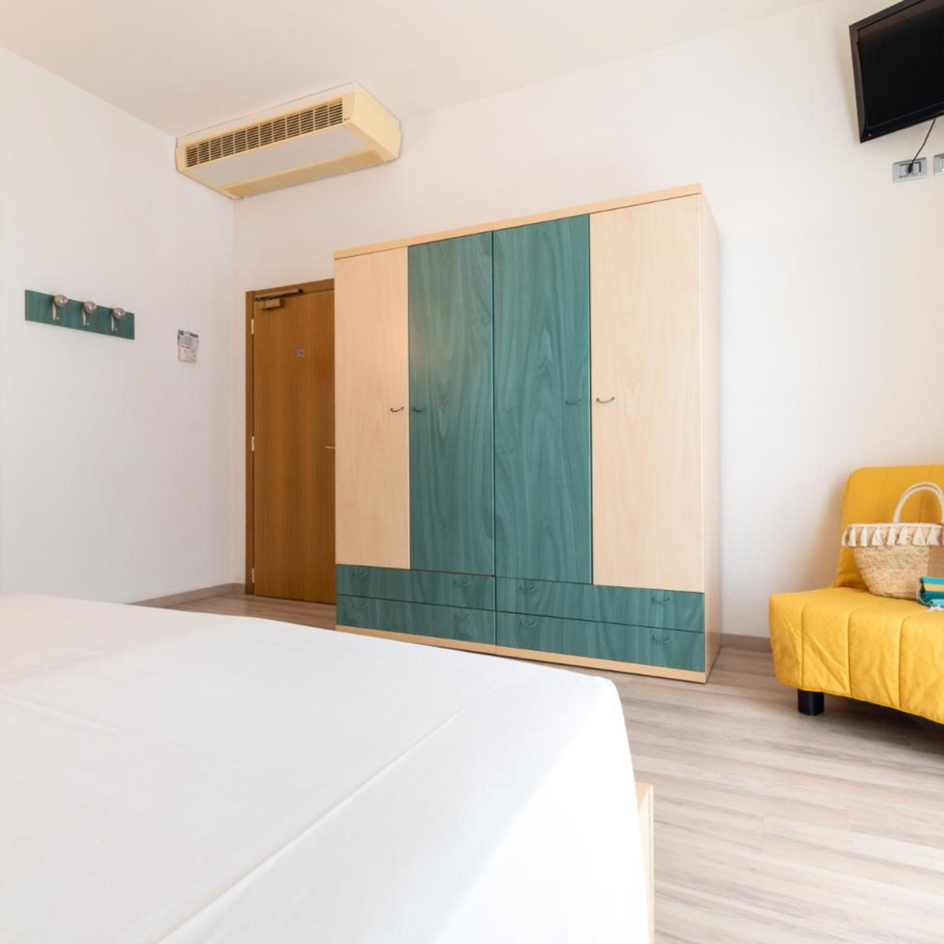 Room, Quadruple