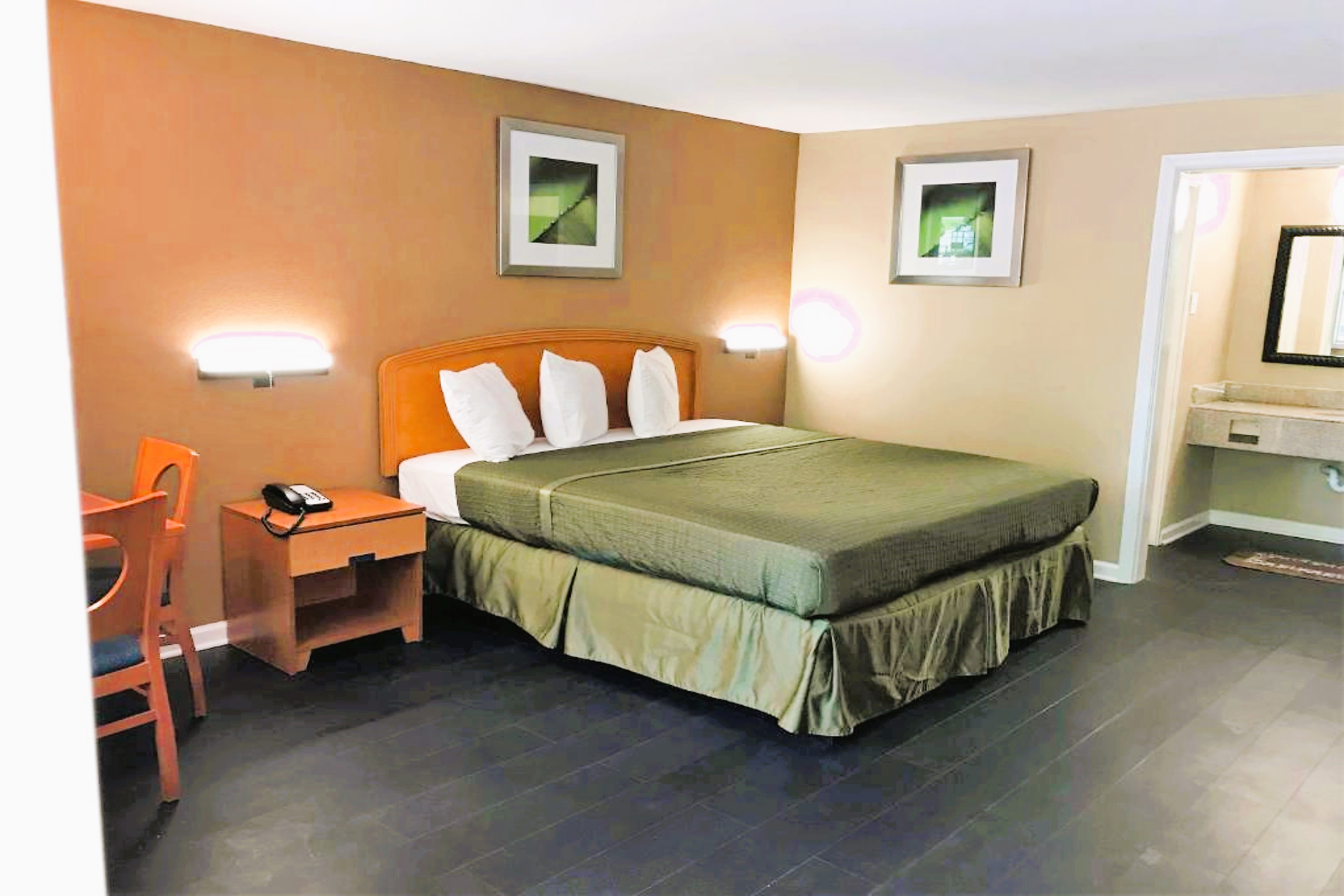 DELUXE, KING BED