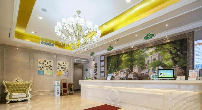 Vienna Hotel (Chongqing Yangjiaping Pedestrian Street Light Rail Station) 14/50