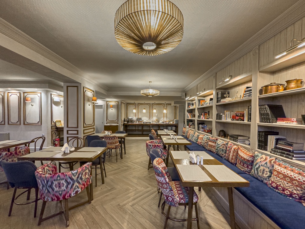 Ef Zin Studios and Suites 37/43