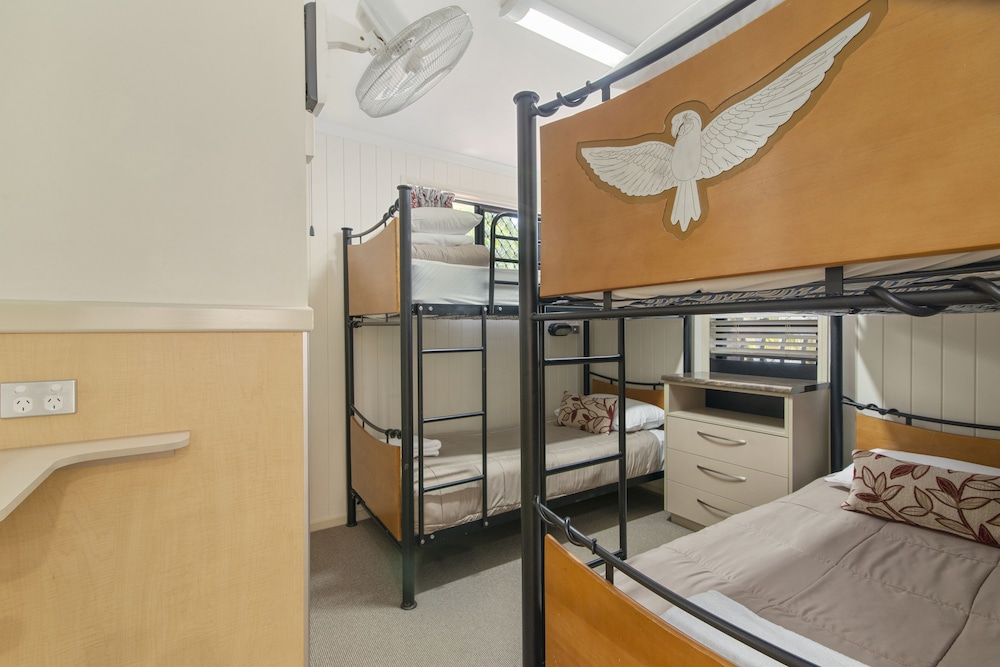 ASHMORE PALMS HOLIDAY VILLAGE 23/78