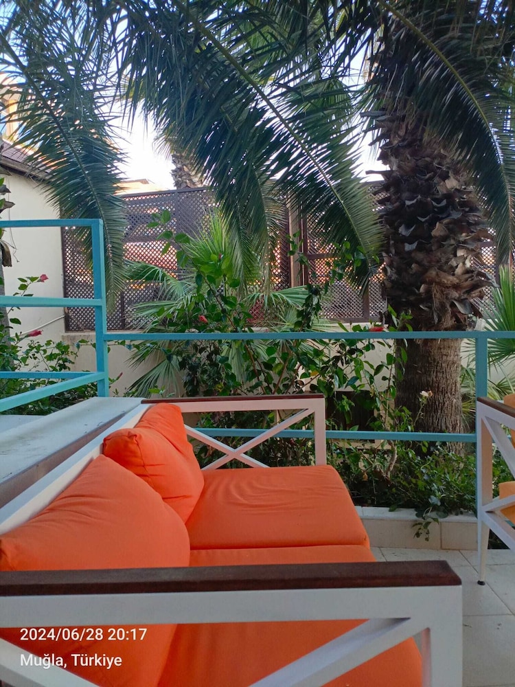 Mia Hill Suites 2/40