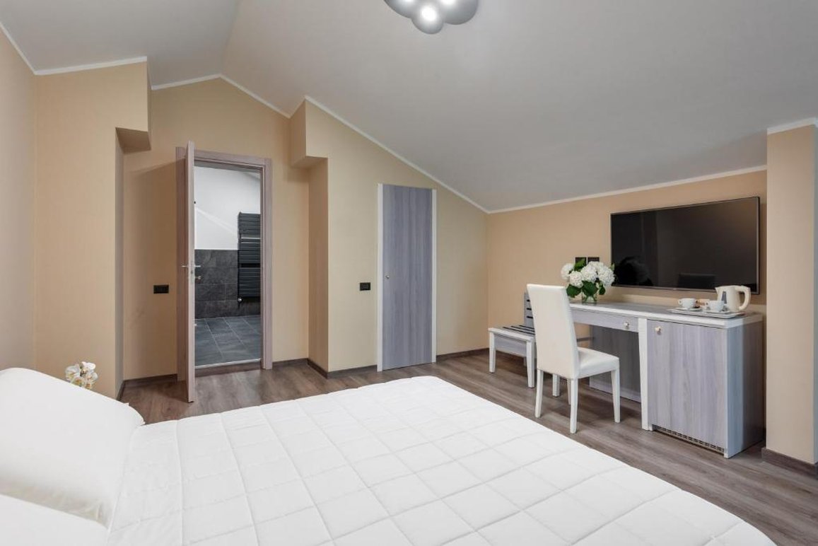 Rivoli Hotel 12/36