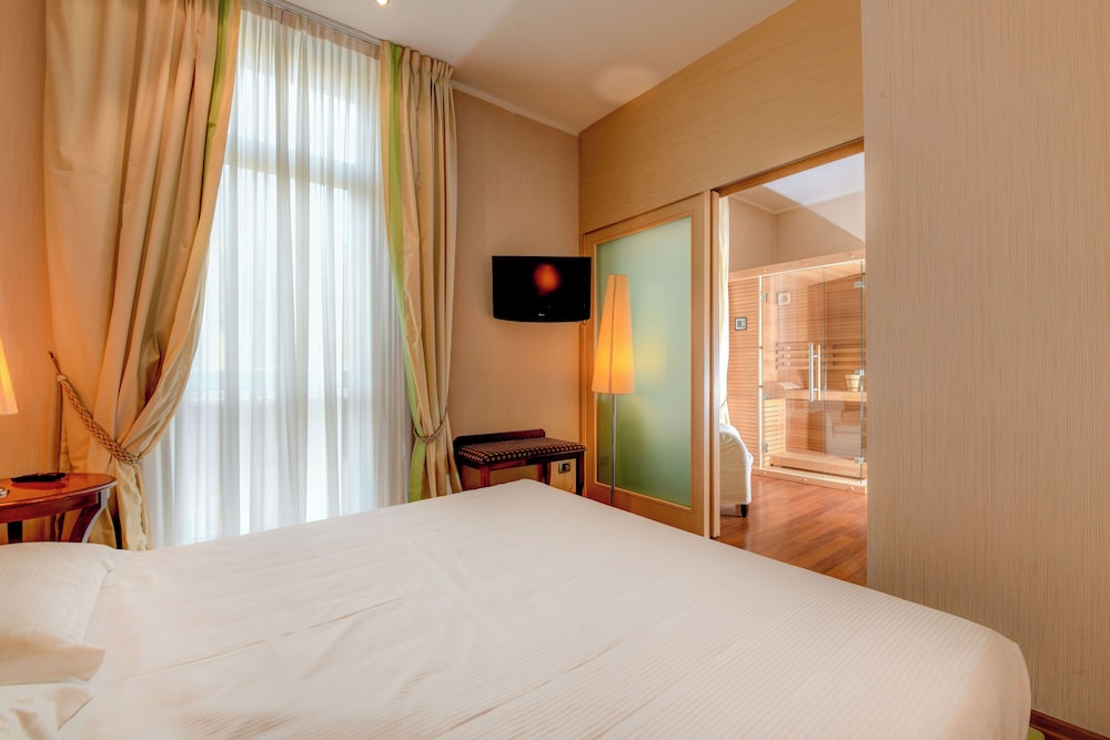 COMFORT, SUITE, SAUNA, JETTED TUB